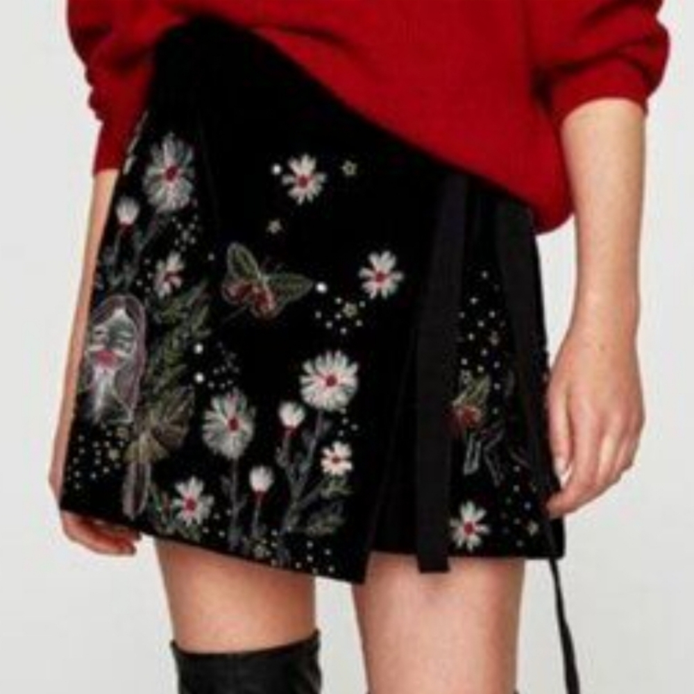 Zara Woman Size XS Embroidered Skort Wrap Shorts Black Velvet Face Whimsical - Picture 2 of 14